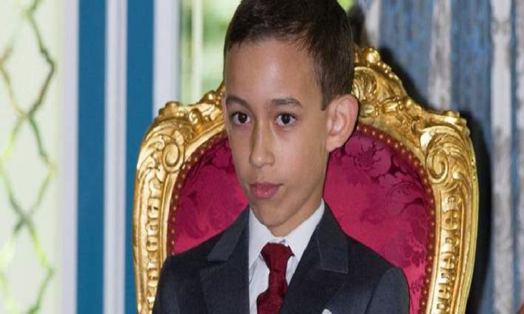 Ο 12χρονος πρίγκιπας που σιχαίνεται το χειροφίλημα -Ο σπαρταριστός τρόπος που αντιδρά (βίντεο)