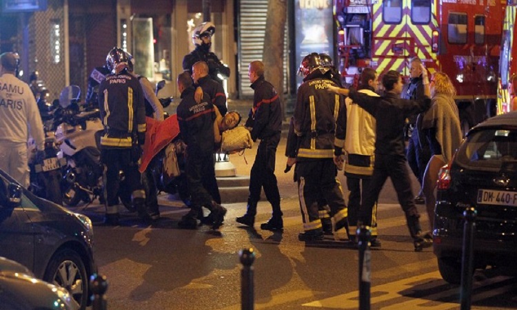 Η Γαλλία τιμά τα 130 θύματα των τρομοκρατικών επιθέσεων