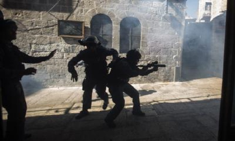 Στην σύλληψη δεκάδων Παλαιστινίων στην Πλατεία των Τεμένων προχώρησε η ισραηλινή αστυνομία