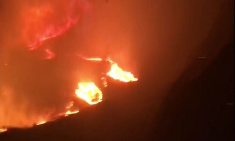 Αυτοκίνητο τουριστών περνά μέσα από τις φλόγες στην Καλιφόρνια