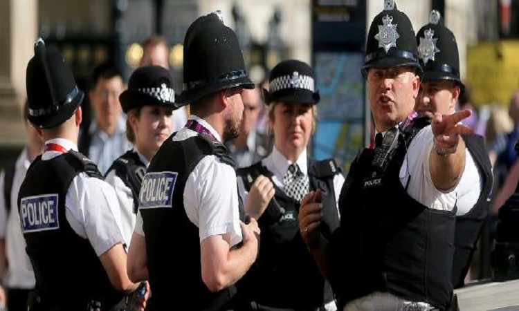 Απίστευτο: Η βρετανική αστυνομία θα μιλά με θύματα μέσω... Skype λόγω περικοπών