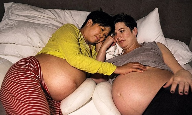 Ομοφυλόφιλες που είναι ζευγάρι έμειναν έγκυες ταυτόχρονα