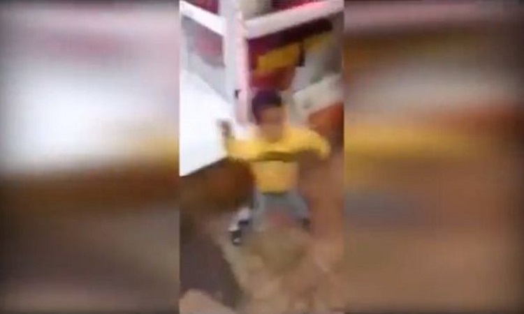 Σοκαριστικό βίντεο: Τρίχρονο αγοράκι βγάζει μαχαίρι για «να χύσει ισραηλιτικό αίμα»