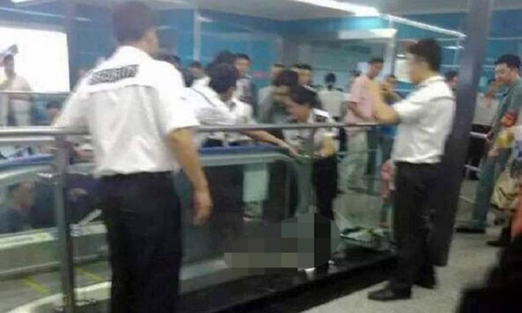 Νέο σοκαριστικό δυστύχημα στην Κίνα: Κυλιόμενη σκάλα εγκλωβίζει παιδάκι (Φωτό)
