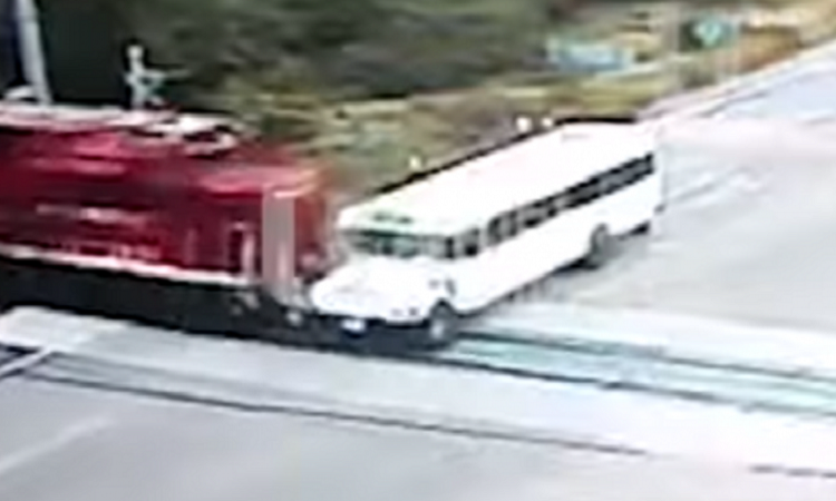 Σοκαριστικό βίντεο: Τρένο παρασύρει λεωφορείο αφήνοντας πίσω τέσσερις νεκρούς