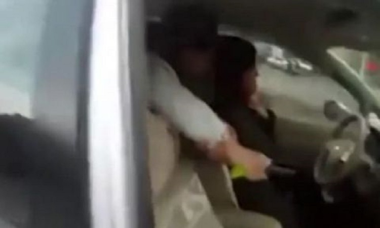 Προσοχή σκληρές εικόνες: Έκοβε το λαιμό της οδηγού μπροστά στον τροχονόμο! VIDEO
