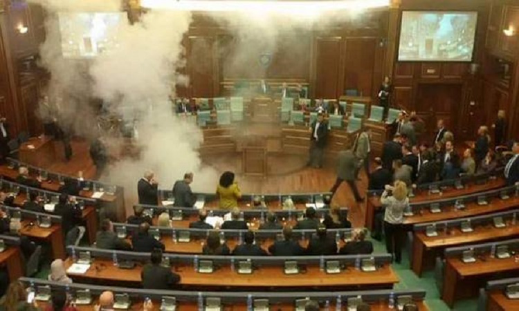 Καπνογόνο μέσα στη Βουλή του Κοσόβου πέταξε βουλευτής (Βίντεο)