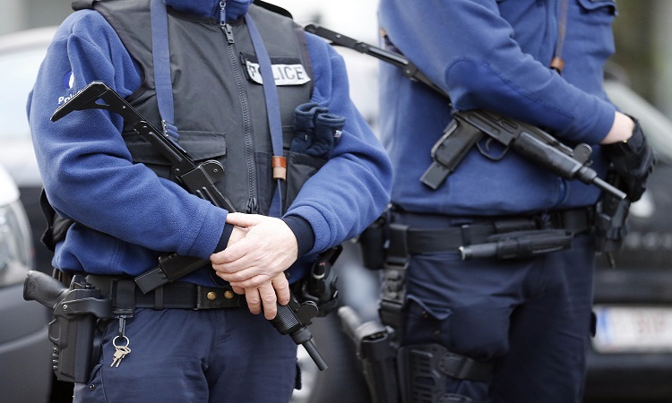 Βέλγοι αστυνομικοί ψάχνουν oπλα και εκρηκτικά νότια των Βρυξελλών