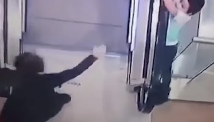 Βίντεο σοκ: Κοριτσάκι παρασύρεται από κυλιόμενες σκάλες και πέφτει στο κενό!