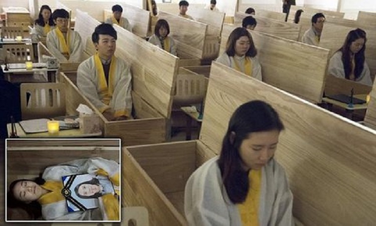 Νεκρόι για μια ημέρα: Δείτε γιατί... βάζουν κόσμο σε φέρετρα για αρκετές ώρες στη Νότια Κορέα! (ΦΩΤΟ