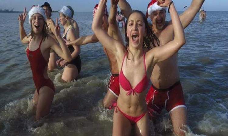 Σέξι Γαλλίδες και μασκαράδες, βούτηξαν στα παγωμένα νερά για «καλή χρονιά» [εικόνες& βίντεο]