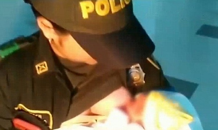 Γυναίκα αστυνομικός έσωσε εγκαταλελειμμένο βρέφος θηλάζοντάς το (Φωτογραφίες)