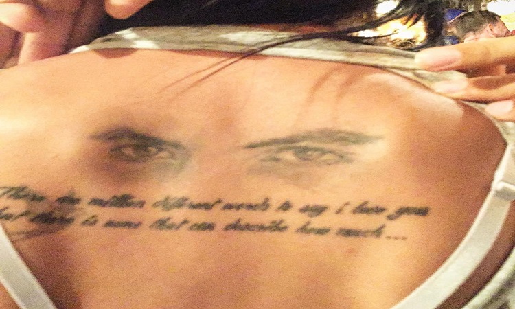 Θαυμάστρια Έλληνα τραγουδιστή «χτύπησε» tattoo το πρόσωπό του-Δείτε πώς αντέδρασε ο καλλιτέχνης