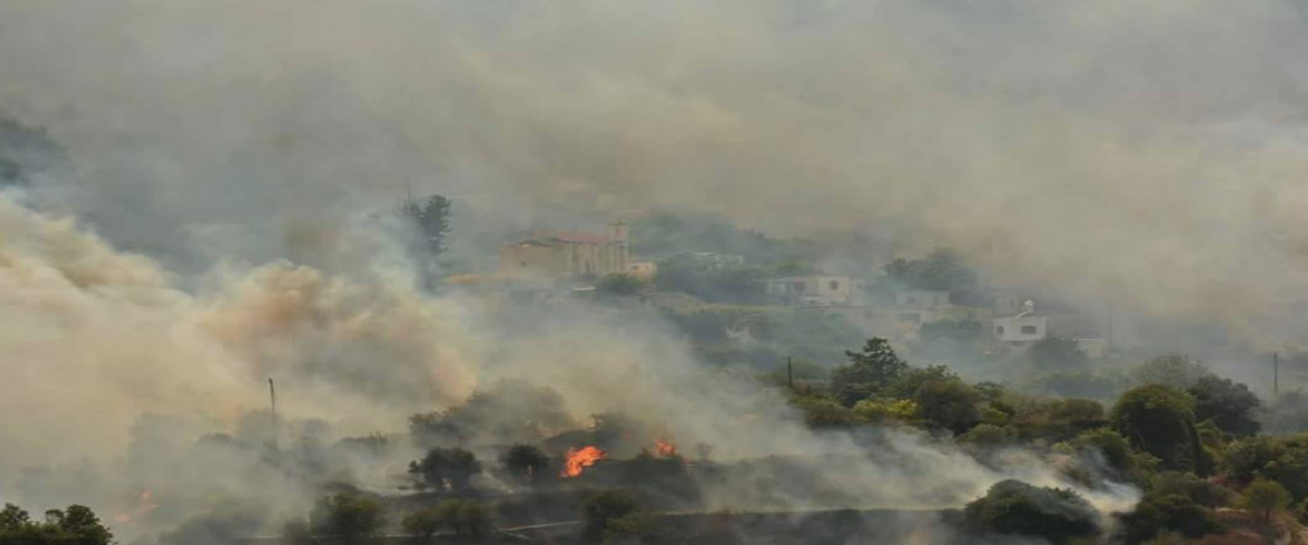 Ανεξέλεγκτη συνεχίζει να μαίνεται η πυρκαγιά μεταξύ Γιόλου και Θελέτρας