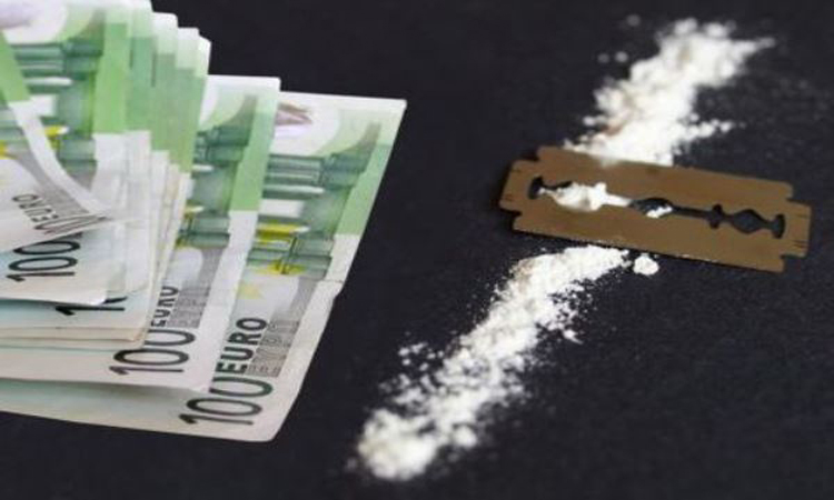 25χρονος Παραλιμνίτης μπάρμαν: Κόκα και 10 χιλιάδες ευρώ στο σπίτι του!