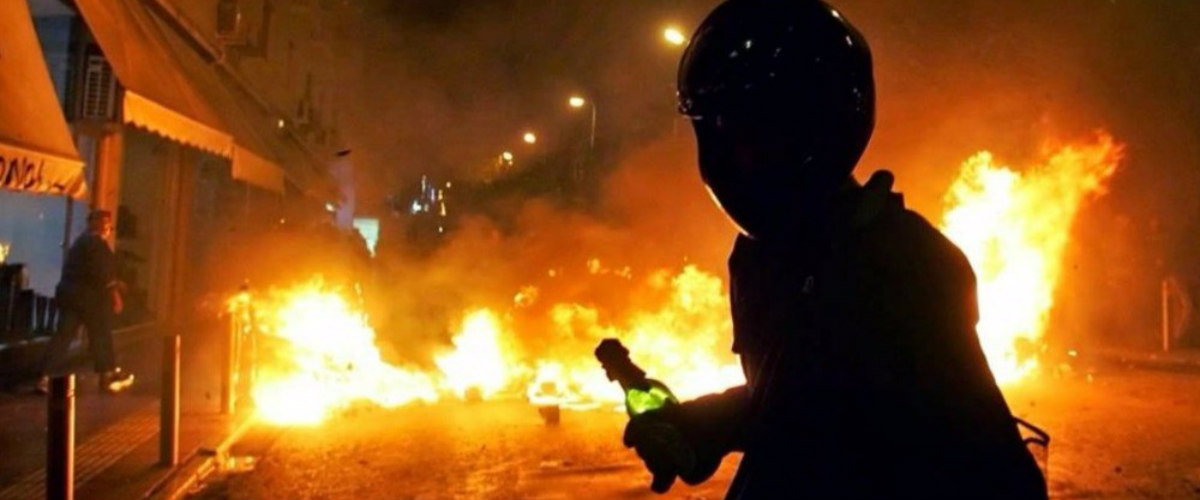 Αψυχολόγητη επίθεση με μολότοφ στο κέντρο της Αθήνας