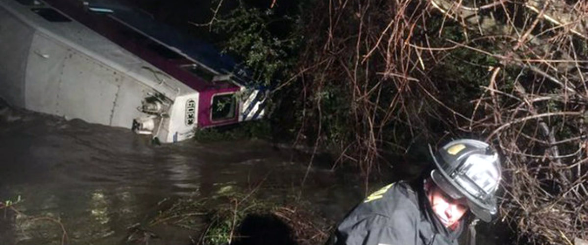 Εκτροχιάστηκε τραίνο και έπεσε σε ποτάμι στην Καλιφόρνια! - Βίντεο