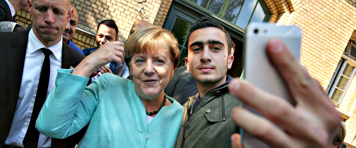 Χαμός στη Γερμανία για τη «selfie» της Μέρκελ με τον βομβιστή των Βρυξελλών!