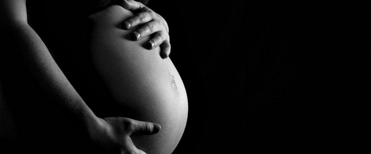 ΤΡΑΓΙΚΟ: Έγκυος ξεψύχησε με τα παιδάκια της, στα σκαλοπάτια νοσοκομείου, γιατί δεν είχε χρήματα! - Βίντεο