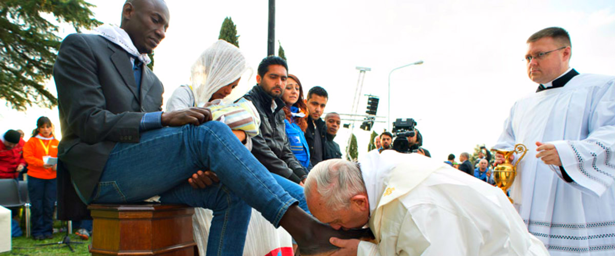 Ο Πάπας Φραγκίσκος φιλάει τα πόδια μεταναστών και δηλώνει: «Είμαστε όλοι παιδιά του ίδιου Θεού» - ΒΙΝΤΕΟ