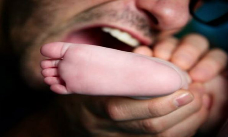 Πρωταγωνιστής της Κυπριακής tv δαγκώνει το πατουσάκι του μωρού του!