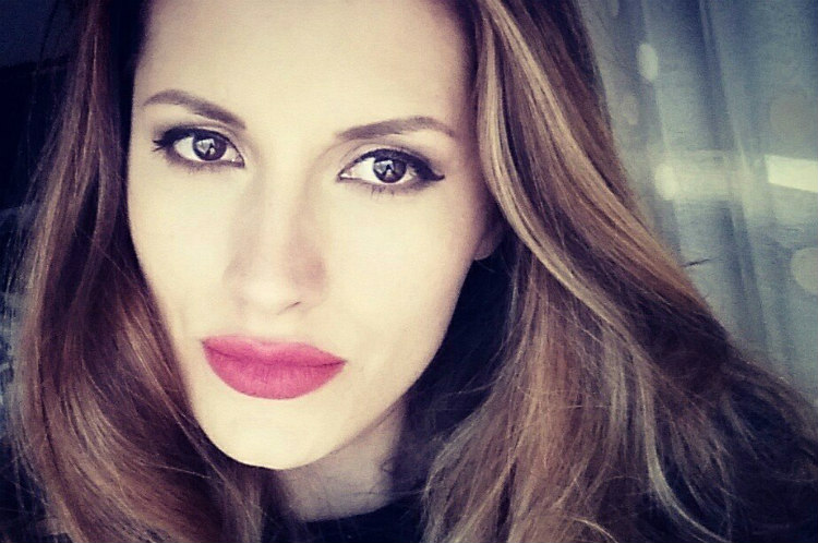 Μαρία Μοράρου: Γιατί κόλλησε δεκάδες μαργαριτάρια στο πρόσωπό της; (ΦΩΤΟ)