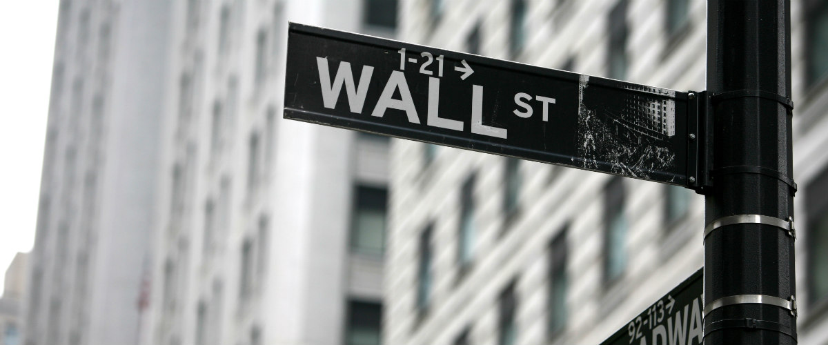 Μειώθηκαν 9% τα μπόνους της Wall Street το 2015