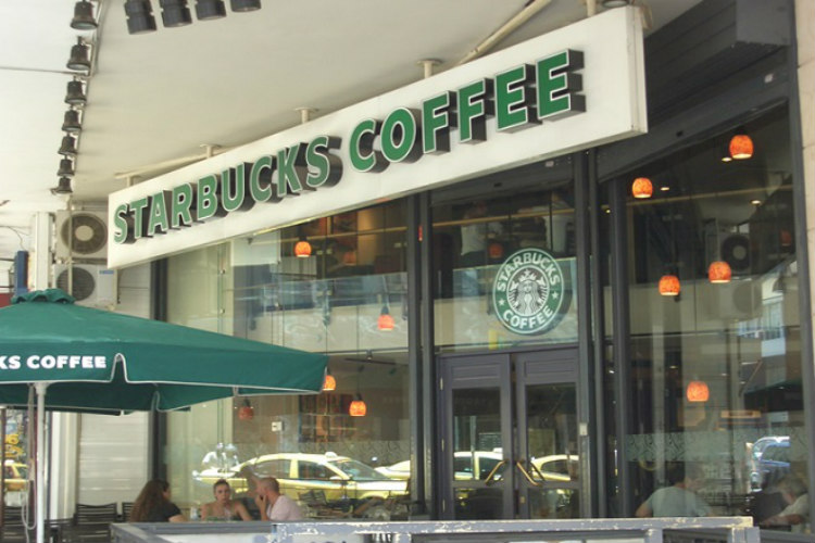 Στο σφυρί τα Starbucks στην Ελλάδα