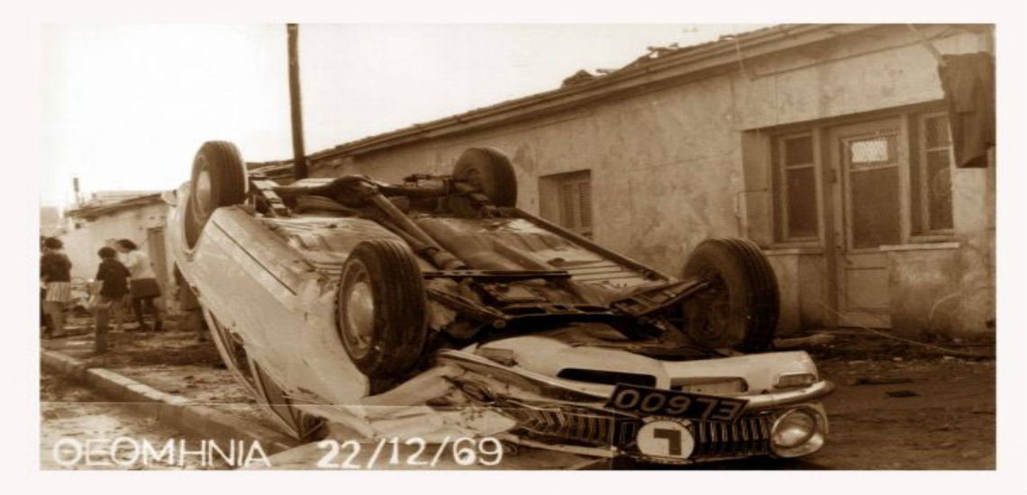 Η θεομηνία στη Λεμεσό που ισοπέδωσε τα πάντα. Δείτε αναποδογυρισμένα αυτοκίνητα και εικόνες απόλυτης καταστροφής λίγο πριν τα Χριστούγεννα του 1969, σε ένα σπάνιο φωτογραφικό άλμπουμ