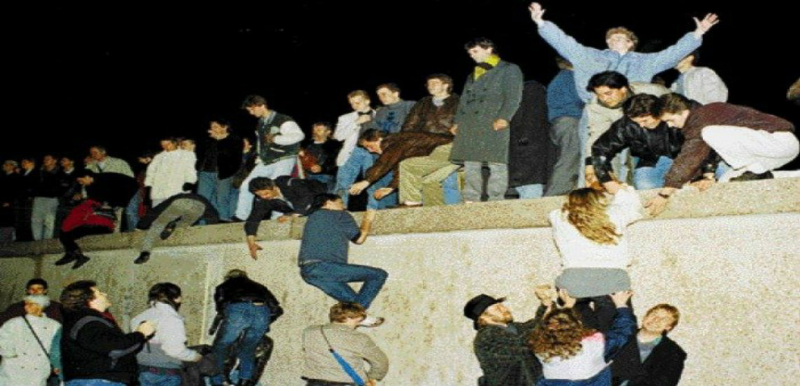 Η νύχτα που έπεσε το Τείχος του Βερολίνου και η διάλυση μιας χώρας που προβλήθηκε ζωντανά!