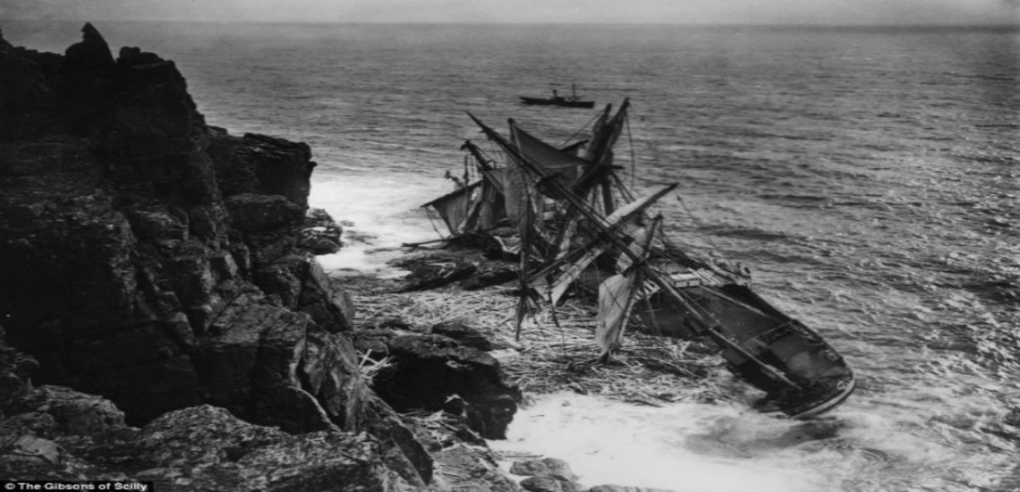 Η οικογένεια που «κυνηγούσε» ναυάγια για να φωτογραφήσει τα πλοία την ώρα της βύθισης. Μέσα σε 150 χρόνια κατέγραψαν 200 ναυάγια και τα φωτογραφικά ντοκουμέντα ξεπερνούν σε αξία τα 150 εκατομμύρια δολάρια (φωτο)