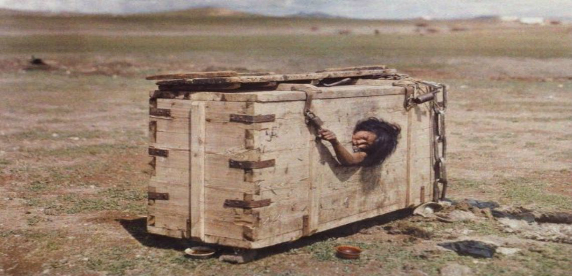 Η γυναίκα στην φωτογραφία καταδικάστηκε σε θάνατο με τη μέθοδο της «περιτείχισης» το 1913. Σύντομα θα της επιτεθούν τα όρνεα! Οι φυλακές-φέρετρα της Μογγολίας