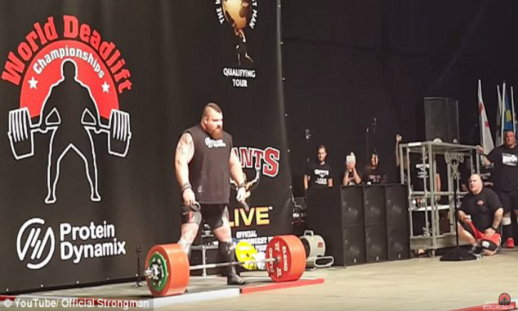 Σήκωσε 500kg και παρολίγο να πεθάνει– Διαγωνιζόμενος λιποθύμησε μπροστά στη κάμερα – VIDEO