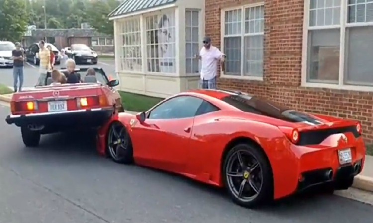 Τραγική οδηγός! Γυναίκα τράκαρε Ferrari και το βίντεο κάνει τον γύρο του διαδικτύου – VIDEO