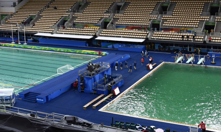 Γι’ αυτό έγινε πράσινο το νερό της πισίνας στο Ρίο
