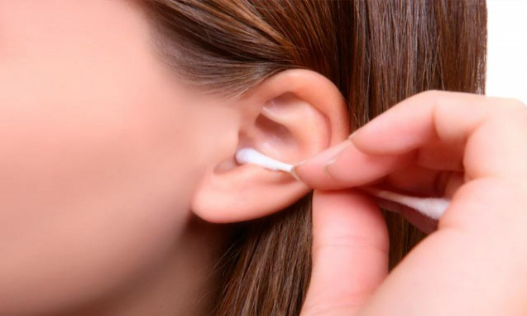 Δείτε πως δεν πρέπει να καθαρίζετε τα αυτιά σας - VIDEO