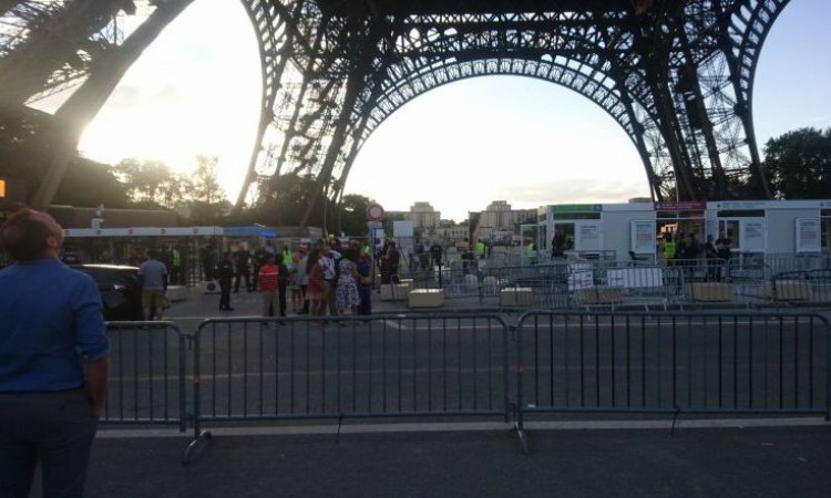 Συναγερμός στο Παρίσι - Εκκενώθηκε ο Πύργος του Άιφελ