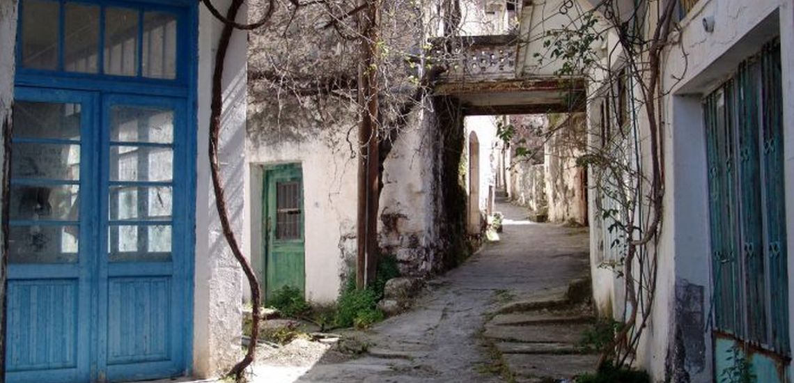 «Εδώ δεν μένει κανείς». Το εγκαταλελειμμένο χωριό της Κρήτης που ο χρόνος σταμάτησε στο ’70. Εντυπωσιακές εικόνες από drone (βίντεο)