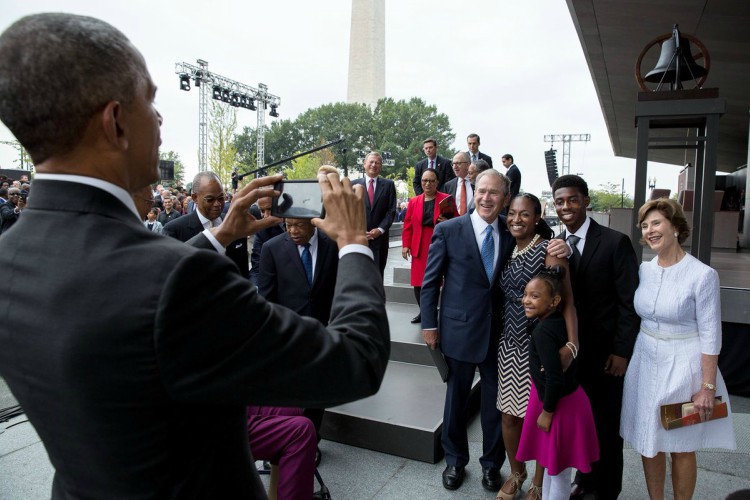Ο Μπους σκούντηξε τον Ομπάμα για να τον βγάλει μια φωτογραφία - VIDEO
