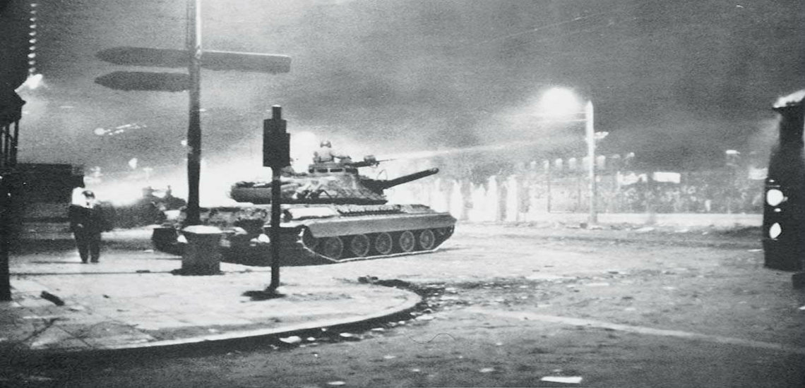 «Πώς είναι δυνατόν να πυροβολήσετε τα αδέρφια σας, να χυθεί ελληνικό αίμα;» 17 Νοεμβρίου 1973. Το τανκ της ντροπής ρίχνει την πύλη του Πολυτεχνείου. Χιλιάδες διαδηλωτές συλλαμβάνονται. Δεκάδες σκοτώνονται
