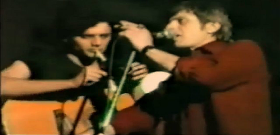 Σπάνιο βίντεο από τη συναυλία του Παύλου Σιδηρόπουλου κατά του νέφους στην πλατεία Κοραή το 1987. Η μοναχική πορεία του «πρίγκιπα» της ελληνικής ροκ, που αγαπήθηκε από το ευρύ κοινό μετά θάνατον