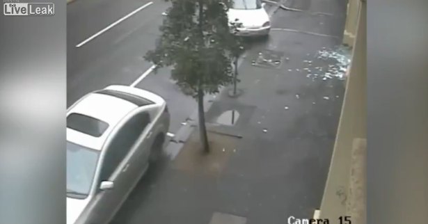 Παράδοξο ατύχημα στη Μελβούρνη: Αυτοκίνητο χτυπά πεζό και εγκαταλείπει την σκηνή… αλλά το ίδιο και ο πεζός – VIDEO