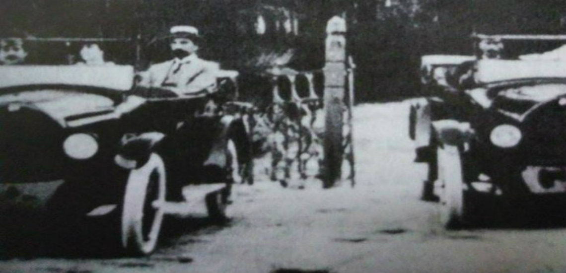 Αυτό ήταν το πρώτο αυτοκίνητο που ήρθε στην Κύπρο. Ο κόσμος μαζευόταν για να δει το παράξενο κάρο και απορούσε τι απέγιναν τα άλογα