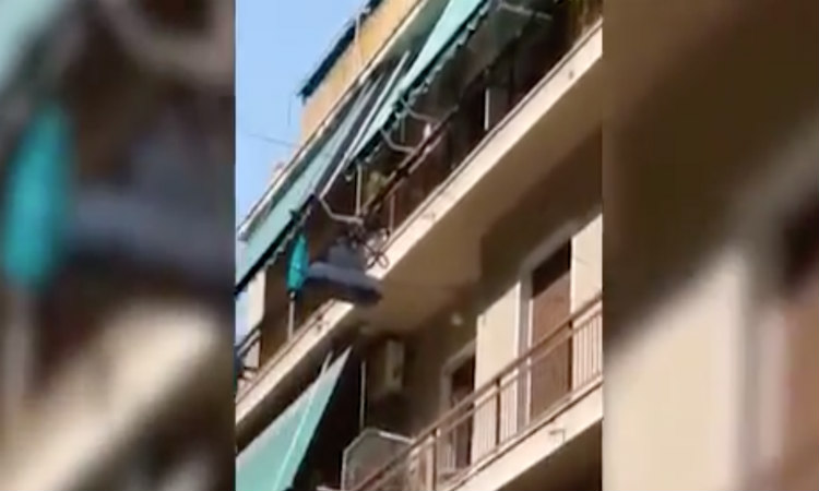 ΕΛΛΑΔΑ: Βίντεο δείχνει 'ανδρα - κτήνος να πετά σκυλί από τον 3ο όροφο - ΣΚΛΗΡΕΣ ΕΙΚΟΝΕΣ