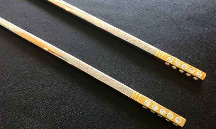 Η εξωφρενική τιμή αυτών των chopsticks σε αφήνει άφωνο!