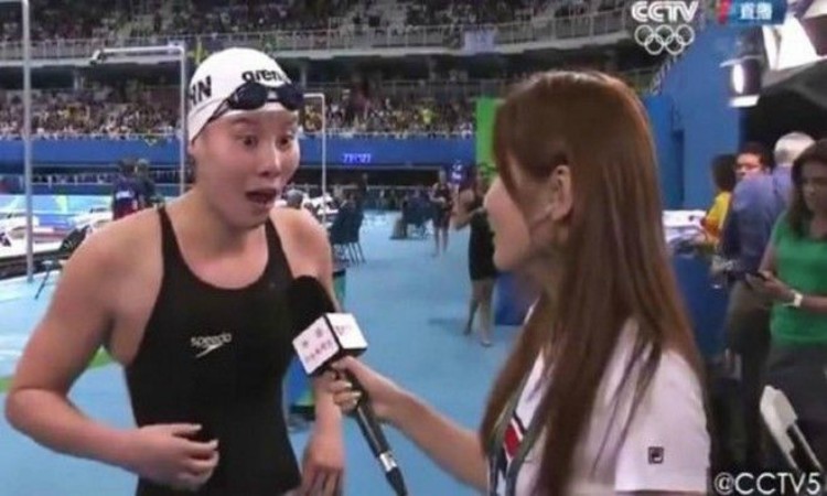 Απίστευτη αντίδραση: Κινέζα κολυμβήτρια μαθαίνει την νίκη της από δημοσιογράφο - VIDEO