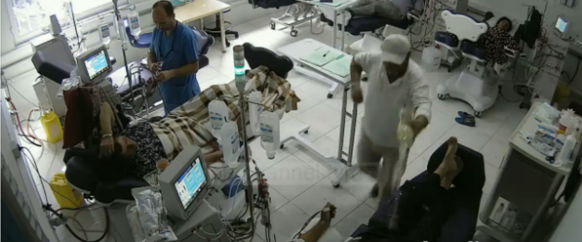 Τραγικό! Απίστευτο βίντεο δείχνει άντρα να καίει ζωντανούς ανθρώπους σε κλινική – Σκληρές εικόνες!
