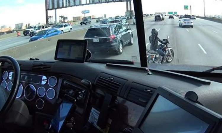 Λεβέντης! Φορτηγατζής σώζει μοτοσυκλετίστρια – VIDEO