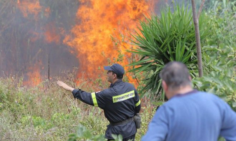 ΕΛΛΑΔΑ: Εκτός ελέγχου η πυρκαγιά στα Δερβενοχώρια