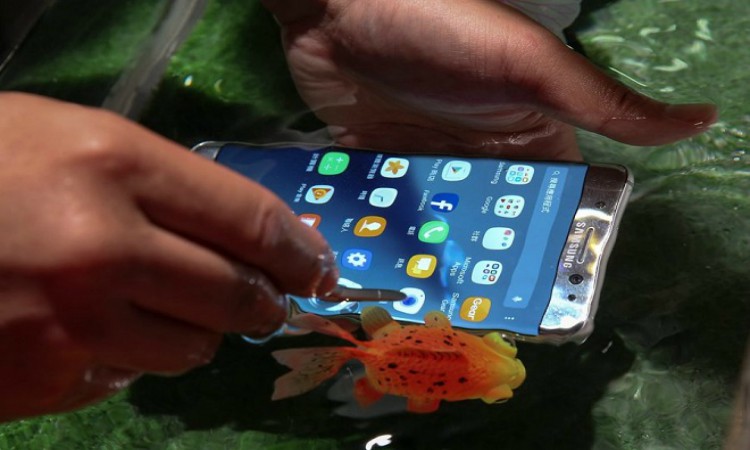 Σε νέους μπελάδες η Samsung: Galaxy Note 7 ανεφλέγη σε αεροπλάνο
